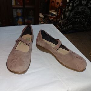 Naot Pleated Mary Jane Brown Suede Leather Shoes Womens Size 8 / 39 M EUC